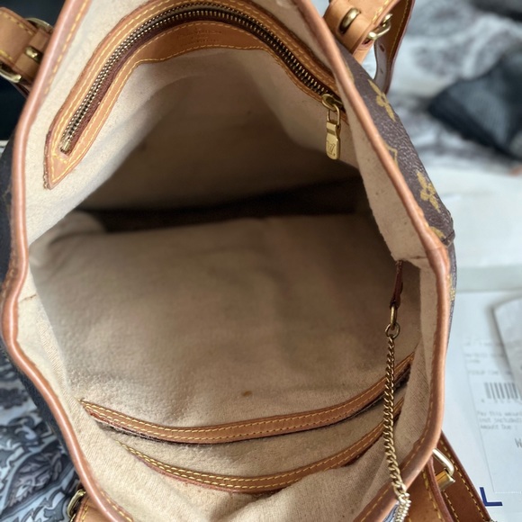 SOLD. AUTHENTIC Louis VuittonSPO919 (12x20)
This bag is in very good shape - Picture 4 of 6